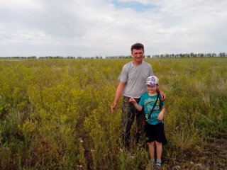Олег с сыном Артёмом на поле донника